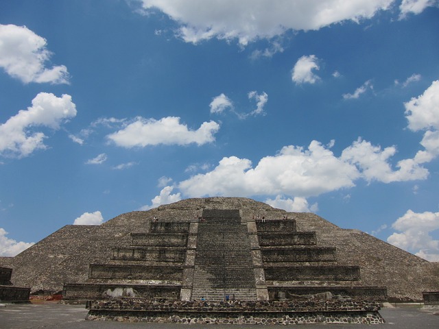 pyramida v Mexiku