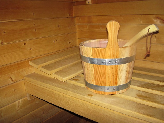 džber a naběračka v sauně