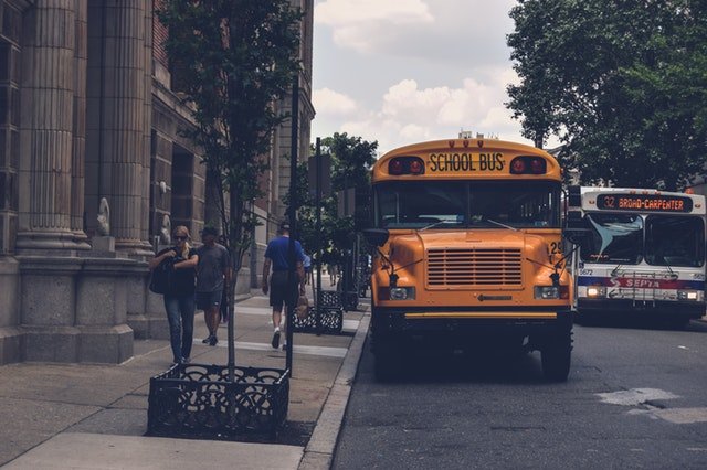 Školní autobus čekající na žáky