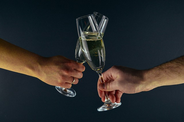 ruce držící sklenice se šampaňským