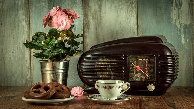 Staré rádio a květina na stole