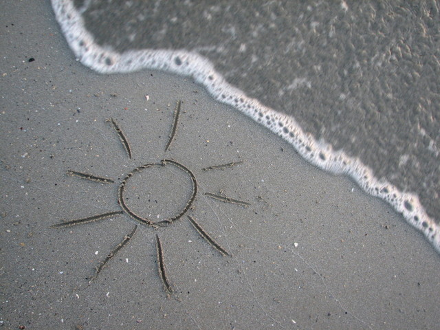 slunce vyryté do písku